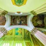Le alte volte sono decorate con gli affreschi del sacerdote Giuseppe Melle e risalgono agli anni 50 